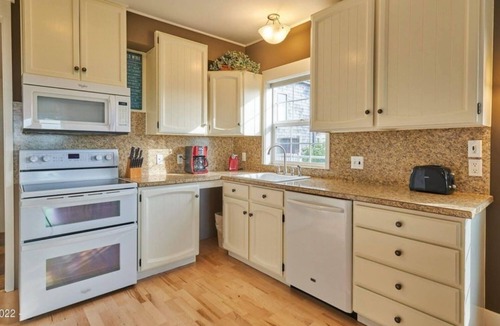 Newport House | Beach, Bayfront, Breweries. Picturesque Ocean View