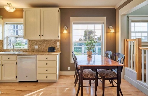 Newport House | Beach, Bayfront, Breweries. Picturesque Ocean View