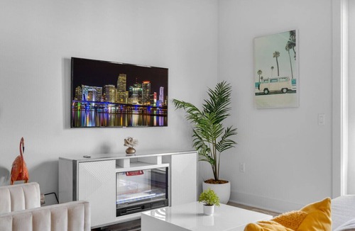 Ruskin Apartment | Beach Bliss: Modern 3 Bed Oasis Mins from Shore