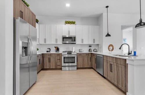 Ruskin Apartment | Beach Bliss: Modern 3 Bed Oasis Mins from Shore