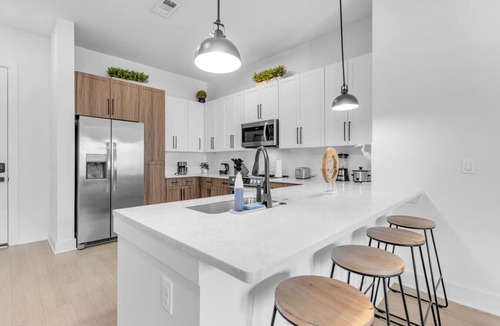 Ruskin Apartment | Beach Bliss: Modern 3 Bed Oasis Mins from Shore