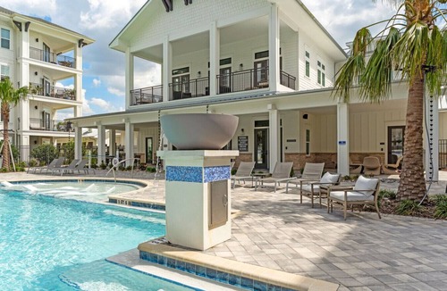 Ruskin Apartment | Beach Bliss: Modern 3 Bed Oasis Mins from Shore