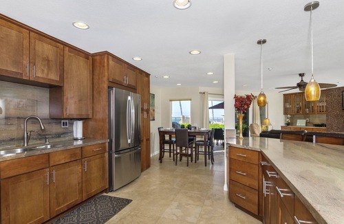 Townsite Condo | Beach Bliss Remodelled Ocean View Steps to Beach Xtra Large and comfortable