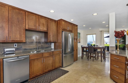 Townsite Condo | Beach Bliss Remodelled Ocean View Steps to Beach Xtra Large and comfortable