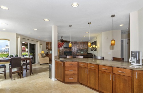 Townsite Condo | Beach Bliss Remodelled Ocean View Steps to Beach Xtra Large and comfortable