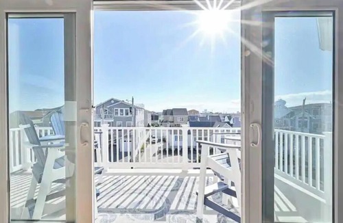 Leeds Point House | Beach Block Home w/Ocean View!