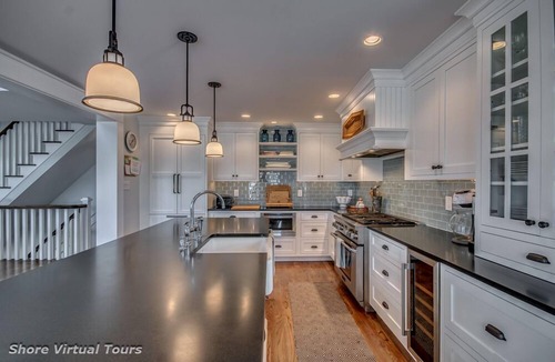 Avalon House | BEACH BLOCK property is just a short walk to shopping and restaurants