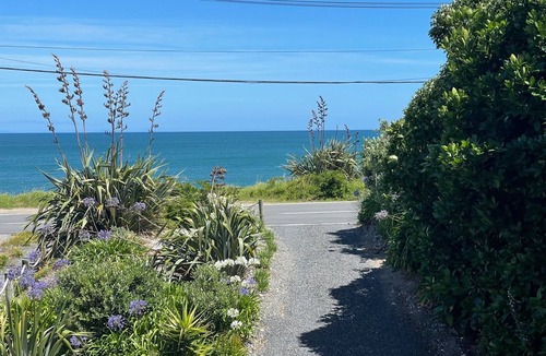 Raumati South House | Beach Breakaway!