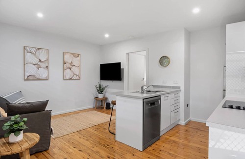 Merewether Apartment | Beach & Brew-Modern 1-Bedroom in Trendy Merewether