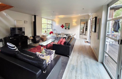 Leigh House | Beach/Bush peaceful getaway