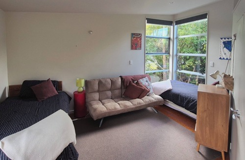 Leigh House | Beach/Bush peaceful getaway