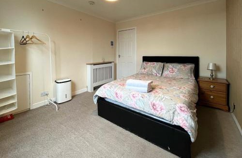 Levenmouth Apartment | Beach & City Access - 2 Floors, Full Kitchen, Free Parking