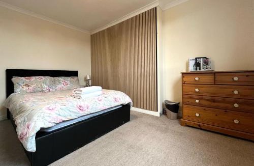 Levenmouth Apartment | Beach & City Access - 2 Floors, Full Kitchen, Free Parking