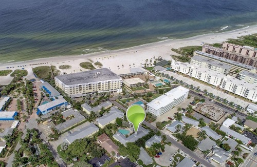 Siesta Key Hotel | Beach Club at Siesta Key Poolside D