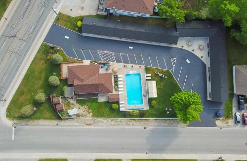 Wasaga Beach Hotel | Beach Club by Beach1 Motel