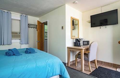 Wasaga Beach Hotel | Beach Club by Beach1 Motel