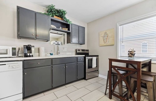 Saint Simons Heights Apartment | Beach Cottage -optional BIKES - Walk 2 Shops & Fun