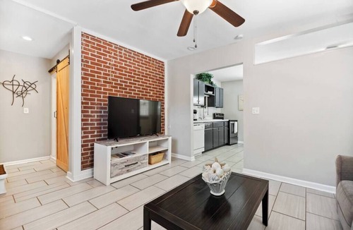 Saint Simons Heights Apartment | Beach Cottage -optional BIKES - Walk 2 Shops & Fun