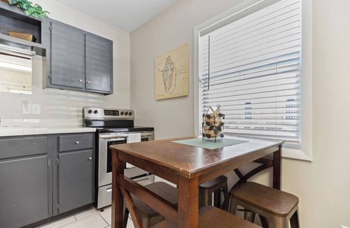 Saint Simons Heights Apartment | Beach Cottage -optional BIKES - Walk 2 Shops & Fun