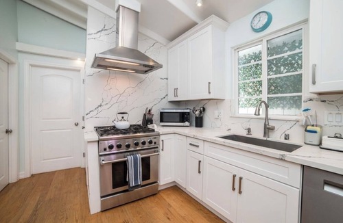 South Redondo Cottage | Beach Cottage - 1.5blks to Beach!