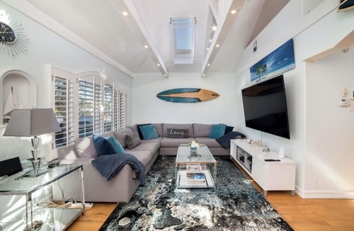 South Redondo Cottage | Beach Cottage - 1.5blks to Beach!