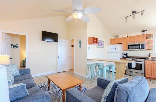 Port Aransas Cottage | Beach Cottage Pool + Hot Tub Sleeps 4