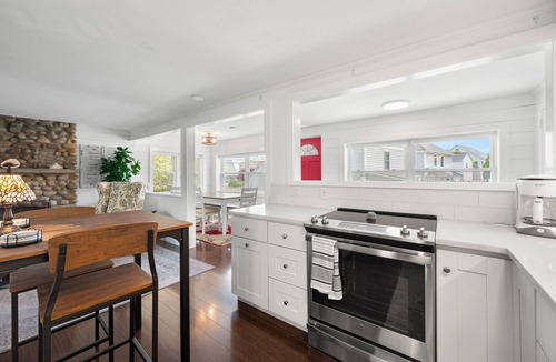 Niantic Cottage | Beach Cottage, private beach and pass