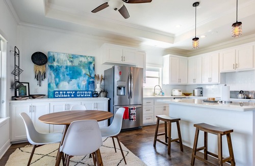 Surfside Beach Cottage | Beach Cottage w/ 3BR Ocean view and Balcony