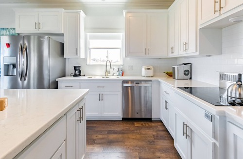 Surfside Beach Cottage | Beach Cottage w/ 3BR Ocean view and Balcony