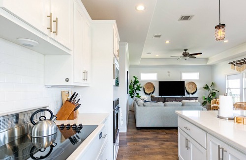 Surfside Beach Cottage | Beach Cottage w/ 3BR Ocean view and Balcony