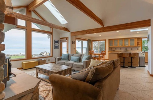 Kingston House | Beach Cove: Waterfront Getaway with Kayaks