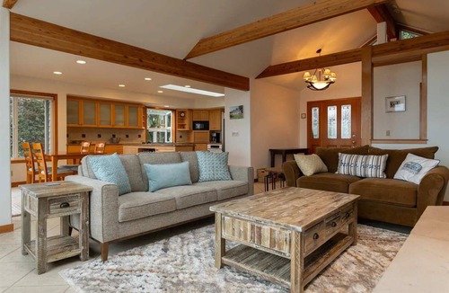 Kingston House | Beach Cove: Waterfront Getaway with Kayaks