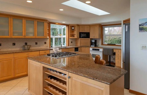 Kingston House | Beach Cove: Waterfront Getaway with Kayaks