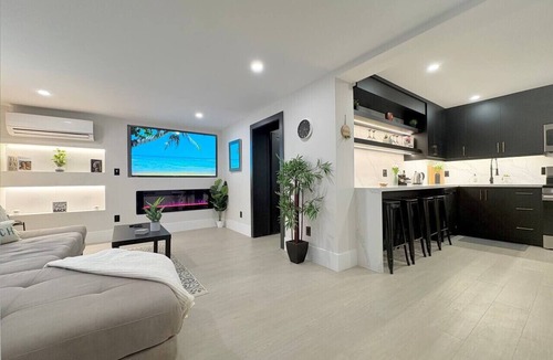 Wasaga Beach Apartment | Beach Escape - Walk to the Waves