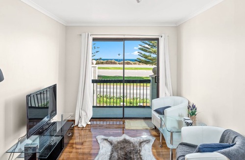 Port Noarlunga South House | Beach front home with scenic views