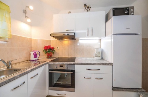 Kastel Kambelovac Apartment | Beach front apartment in Kastel Kambelovac