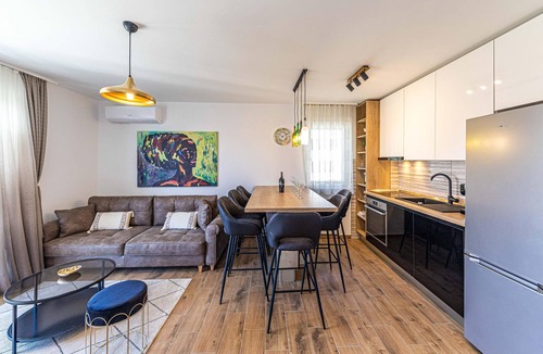 Seget Donji Apartment | Beach front apartment in Seget Donji with WiFi