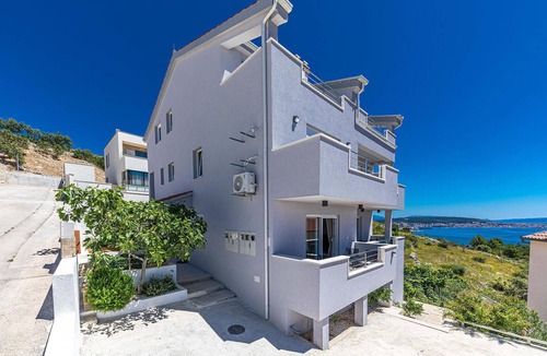 Seget Donji Apartment | Beach front apartment in Seget Donji with WiFi