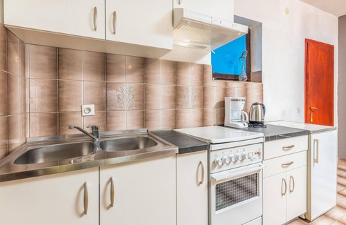 Stara Baska Apartment | Beach front apartment in Stara Baska with WiFi