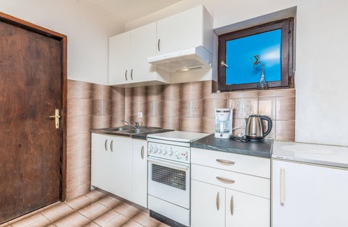 Stara Baska Apartment | Beach front apartment in Stara Baska with WiFi