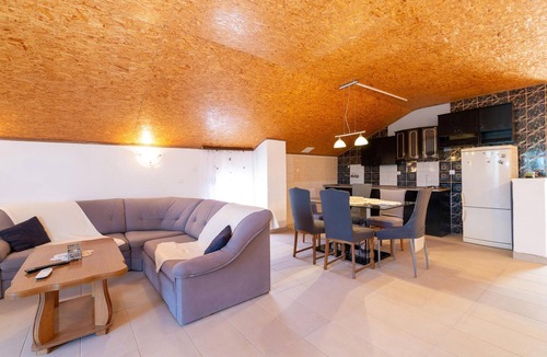Donji Karin Apartment | Beach front apartment in Benkovac with WiFi