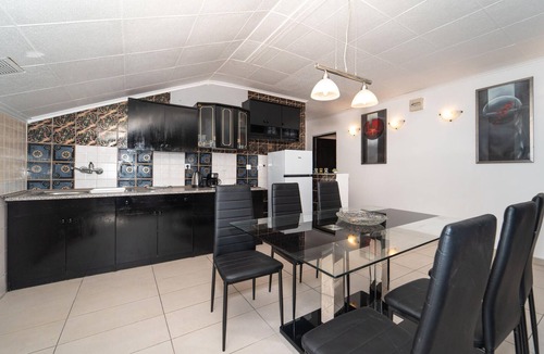 Donji Karin Apartment | Beach front apartment in Benkovac with WiFi