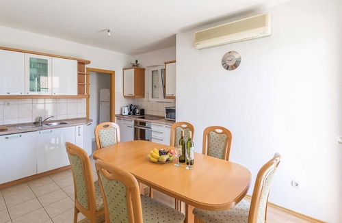 Zelenka Apartment | Beach front apartment in Makarska with WiFi