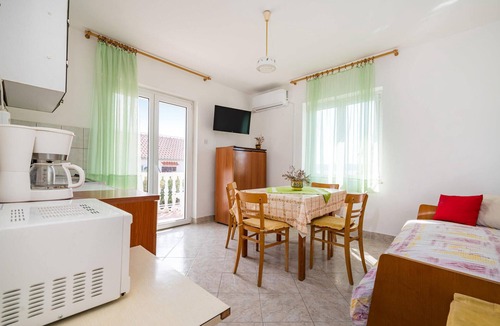 Posedarje Apartment | Beach front apartment in Posedarje with WiFi