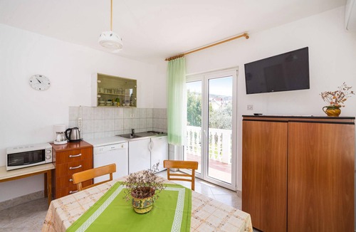 Posedarje Apartment | Beach front apartment in Posedarje with WiFi