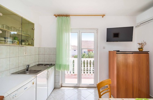 Posedarje Apartment | Beach front apartment in Posedarje with WiFi