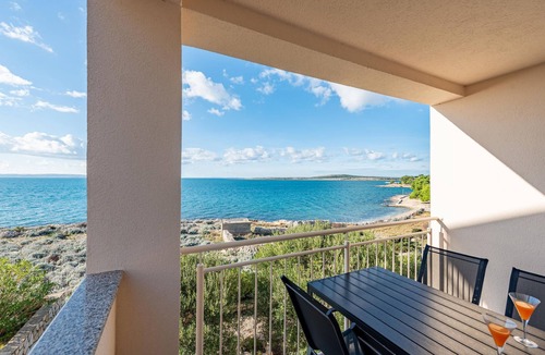 Kosljun Apartment | Beach front apartment in Kosljun with WiFi