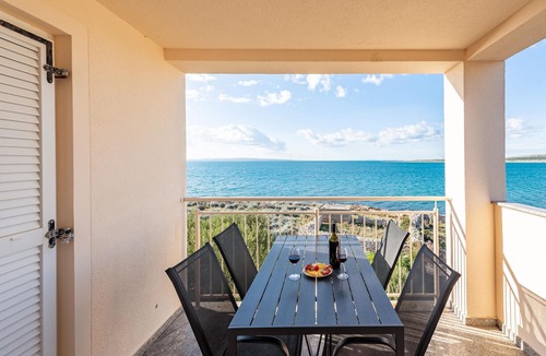 Kosljun Apartment | Beach front apartment in Kosljun with WiFi