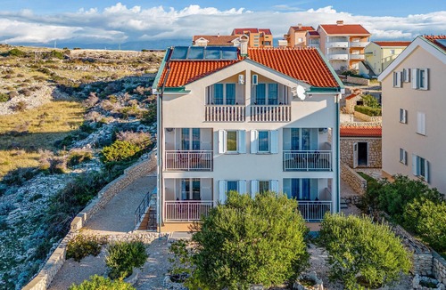 Kosljun Apartment | Beach front apartment in Kosljun with WiFi