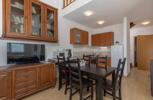 Njivice Apartment | Beach front apartment in Njivice with WiFi